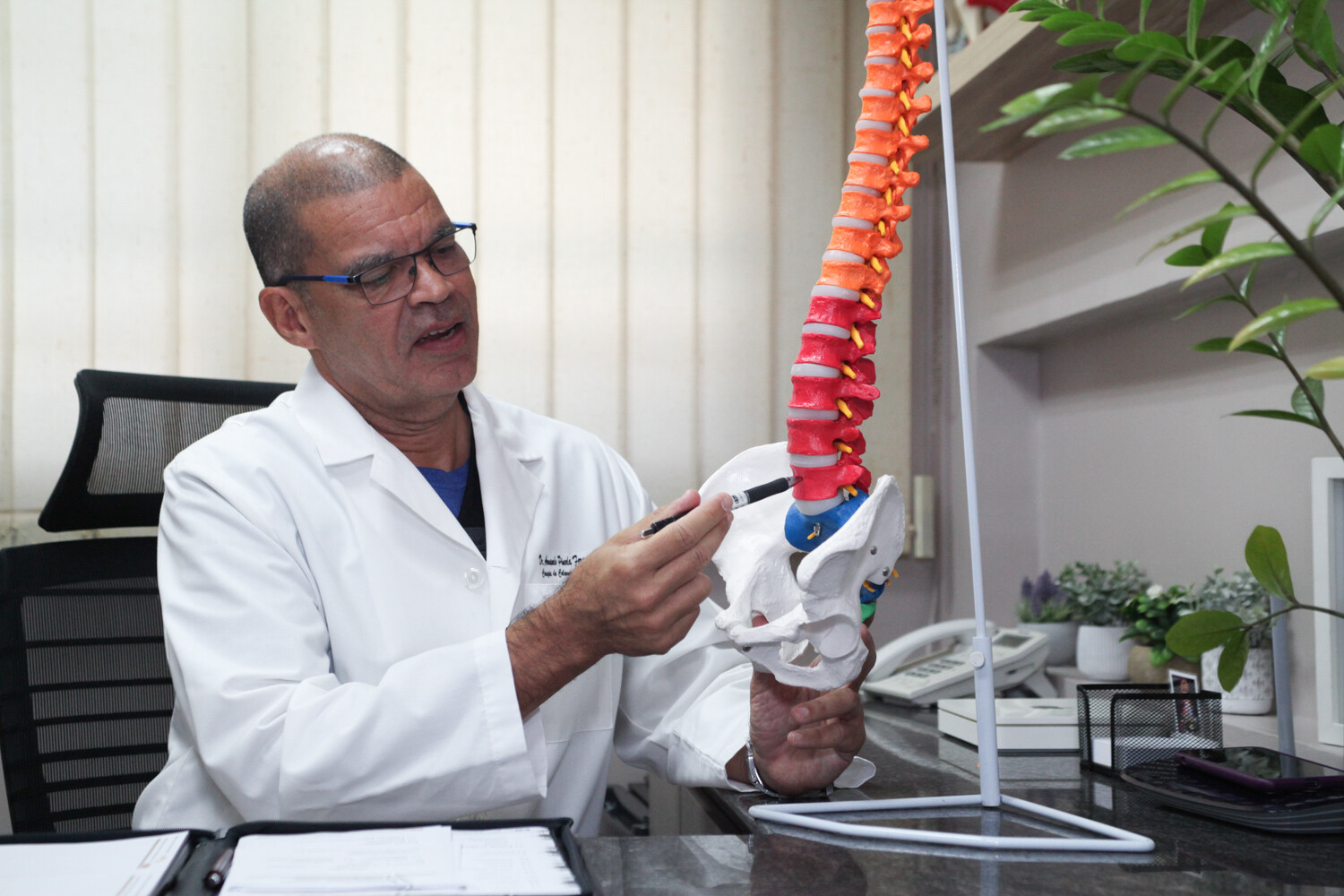 Drive Tech Advisors - Foto - Dr. Armando Pineda - Cirujano Ortopedico - Cirugia de Columna