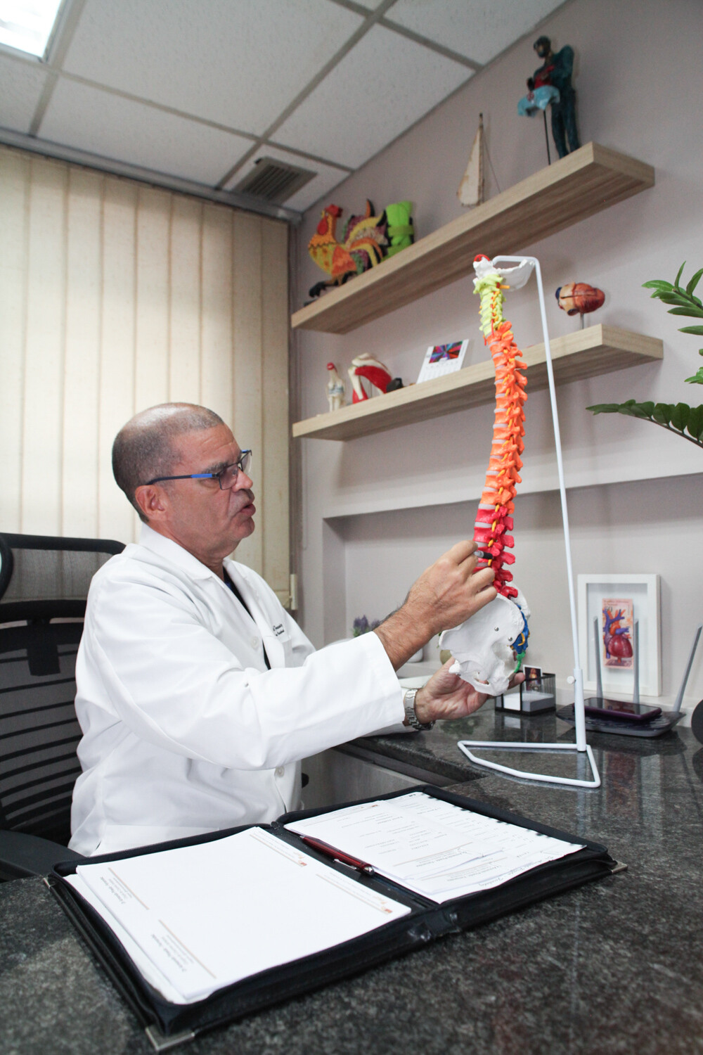 Drive Tech Advisors - Foto - Dr. Armando Pineda - Cirujano Ortopedico - Cirugia de Columna