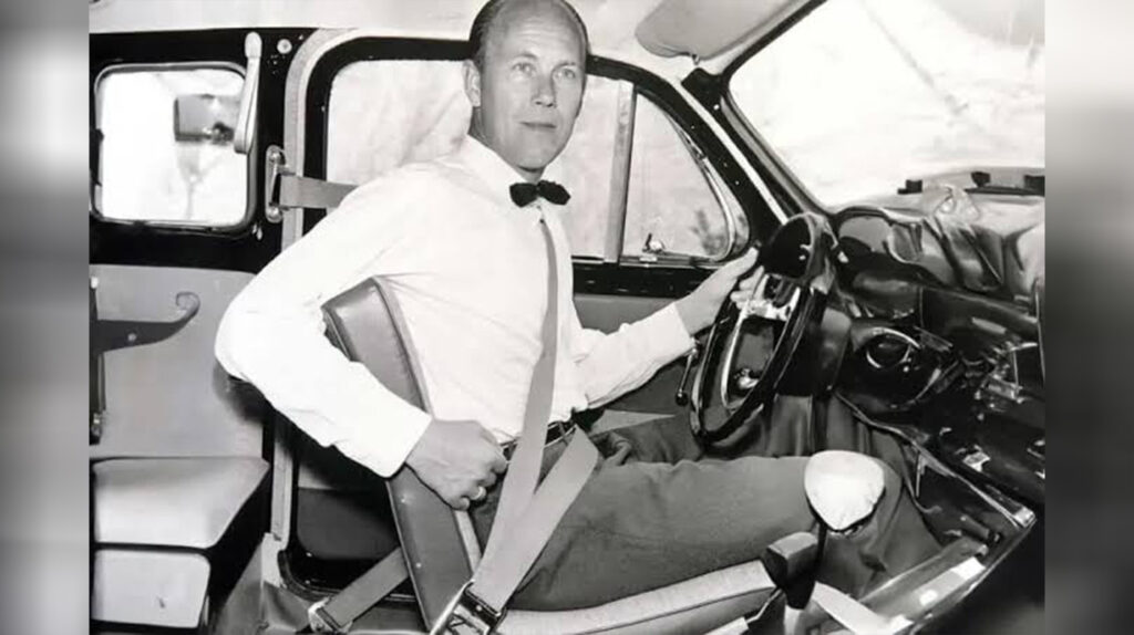 Cinturón de seguridad de tres puntos de Volvo en una fotografía histórica de 1959