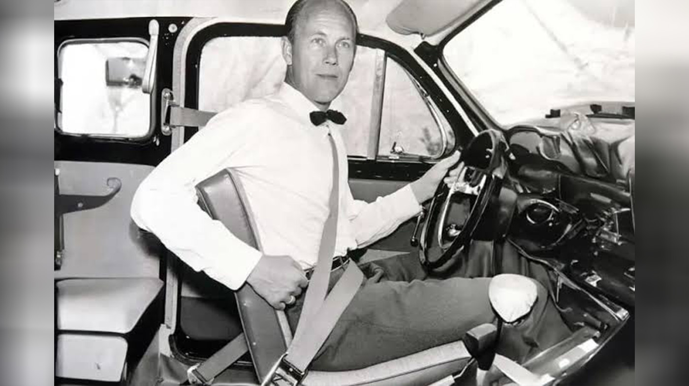 Cinturón de seguridad de tres puntos de Volvo en una fotografía histórica de 1959